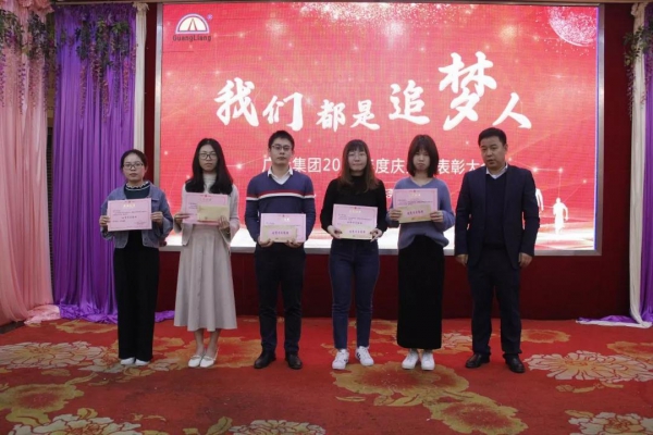 一名党员，就是一面鲜红的旗号